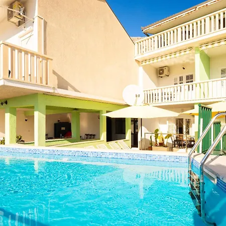 Fortuna - Shared Pool Apartment