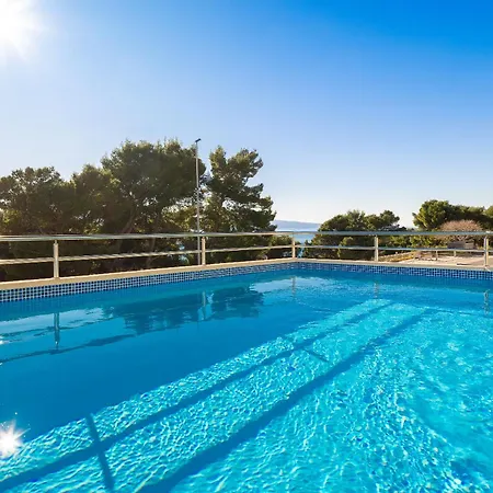 Fortuna - Shared Pool Apartment