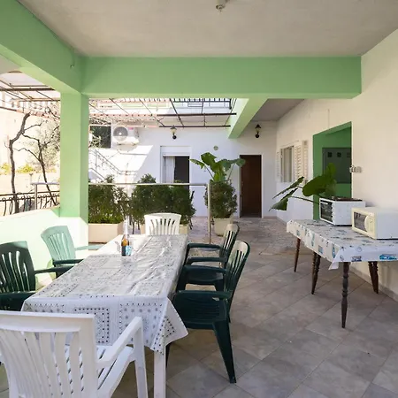 Fortuna - Shared Pool Apartment