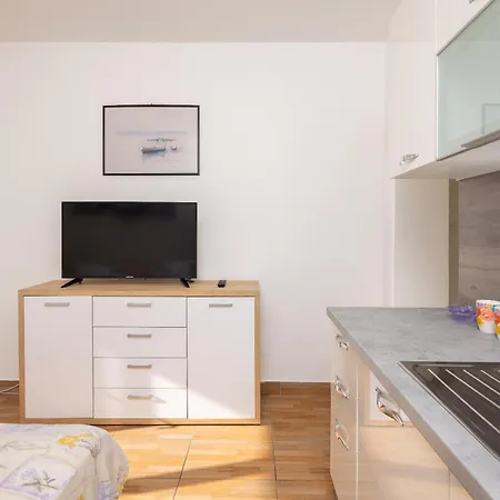 Fortuna - Shared Pool Apartment *