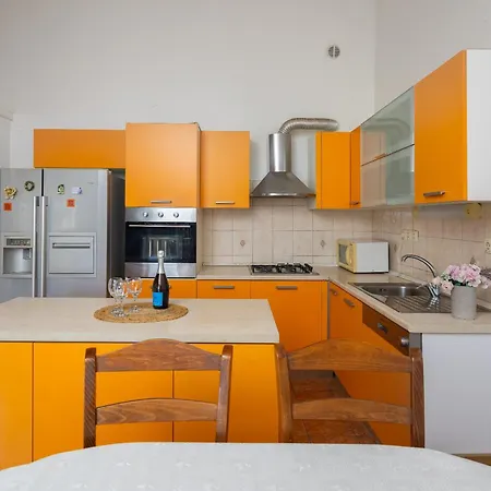 Fortuna - Shared Pool Apartment