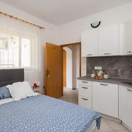 Fortuna - Shared Pool Apartment